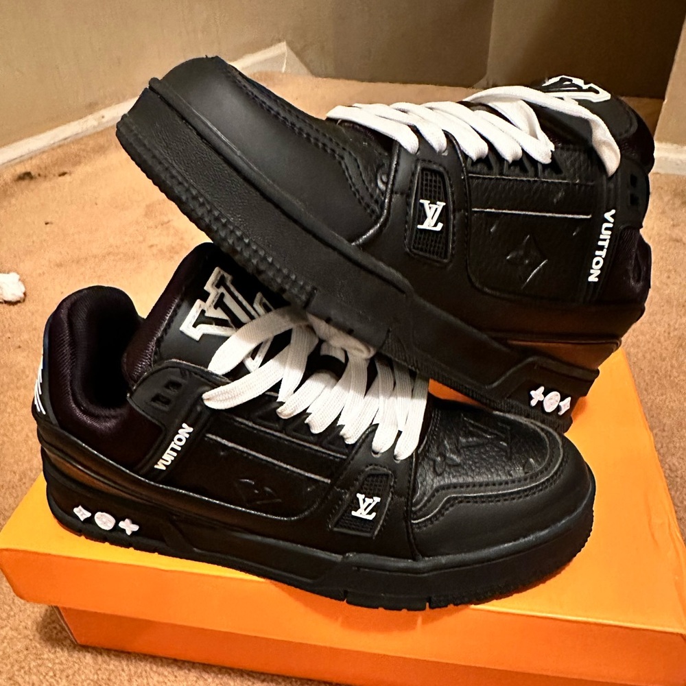 Louis Vuitton Trainers 
Size 39 ( is a 6 1/2 in men